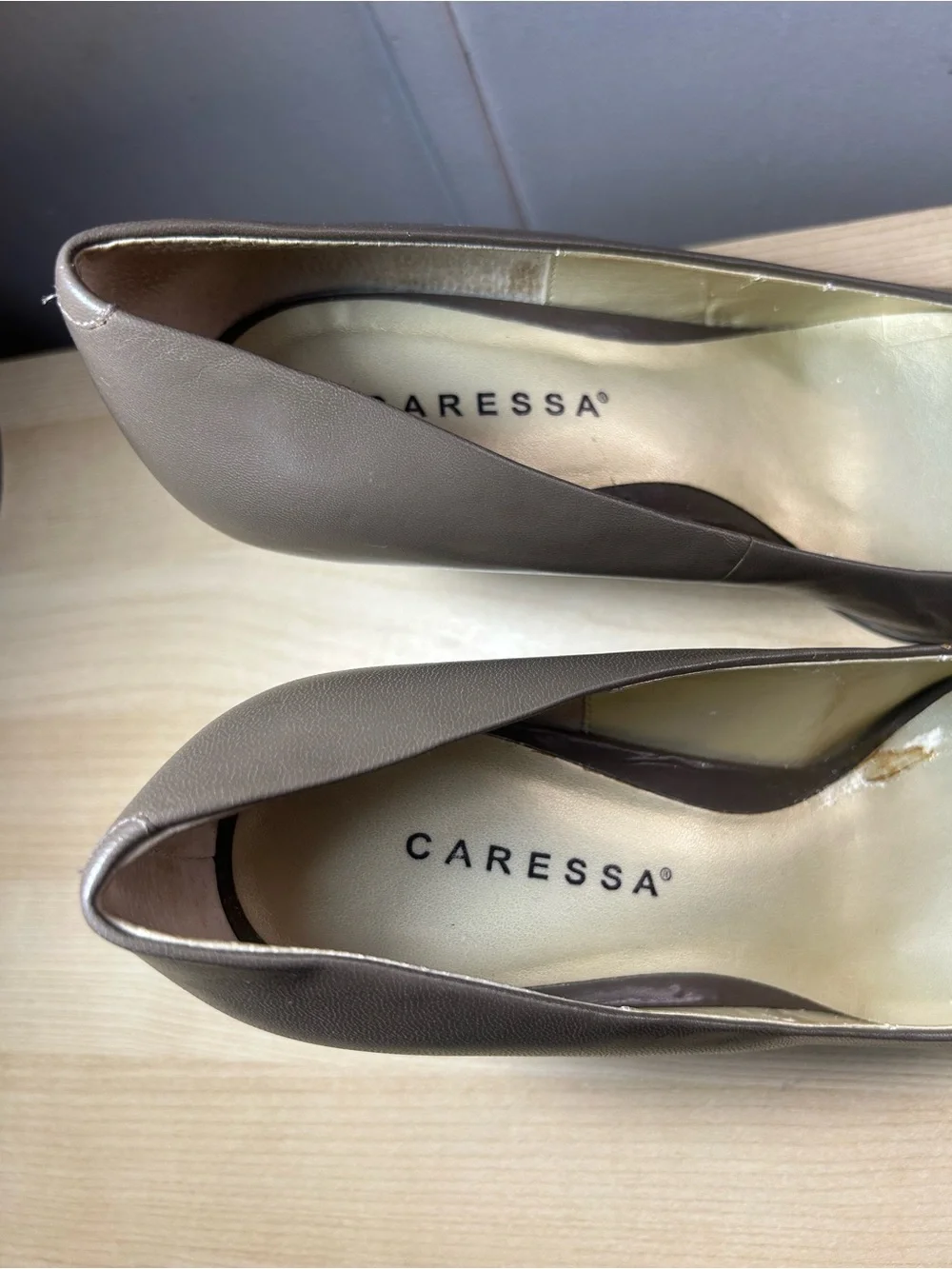 Caresa Women's Classic Leather Pumps